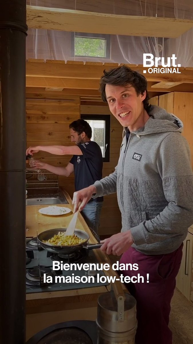 "Ici, on ne vit qu'avec des systèmes qui permettent de vivre de manière écologique à moindre frais." Bienvenue dans la tiny house "low-tech" de Clément et Pierre-Alain.