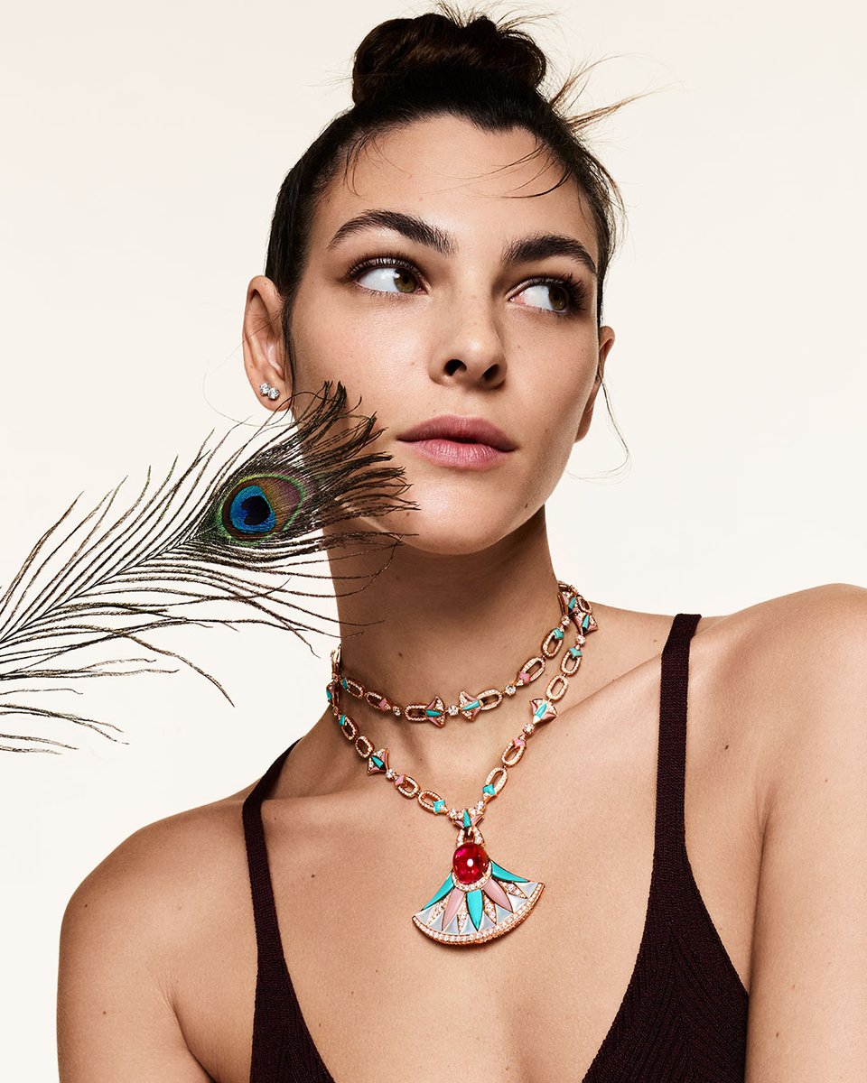 Vittoria delights in the grace of the Diva’s Dream necklace and takes a moment to celebrate the collection’s vivacious energy. #BulgariJewelry #DivasDream