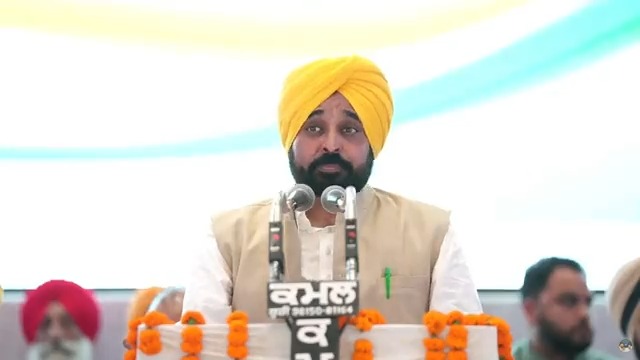 ਭਾਵੇਂ ਮੈਂ ਆਪਣੀ ਮਾਂ ਨੂੰ ਡੇਢ ਮਹੀਨਾ ਨਾ ਮਿਲਾ…ਪਰ ਹਰ ਰੋਜ਼ ਮੈਂ ਕਿੰਨੀਆਂ ਹੀ ਮਾਂਵਾਂ-ਭੈਣਾਂ ਭਰਾਵਾਂ ਨੂੰ ਮਿਲ ਕੇ ਜਾਂਦਾ ਹਾਂ…ਮੇਰੀ ਮਾਂ ਨੂੰ ਵੀ ਇਸ ਗੱਲ ਦਾ ਮਾਣ ਹੈ ਕਿ ਮੇਰਾ ਪੁੱਤ ਪੰਜਾਬ ਦੀਆਂ ਬਾਕੀ ਮਾਂਵਾਂ ਦੀ ਵੀ ਸਾਰ ਲੈਂਦੈ…ਹਰ ਰੋਜ਼ ਦੁਆਵਾਂ ਆਸ਼ੀਰਵਾਦ ਲੈਕੇ ਹੀ ਮੈਂ ਘਰੇ ਜਾਂਦਾ ਹਾਂ…