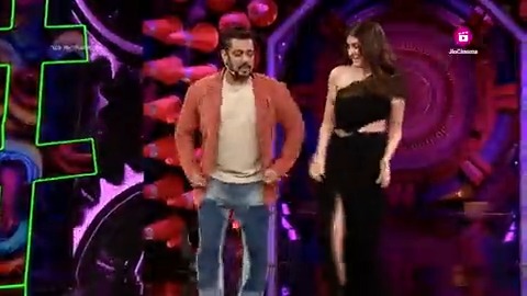 Swag like no other, Salman Khan's moves set the stage on fire!🔥 Watch him in the #BiggBossOTT2 Grand Finale now, streaming free on #JioCinema. #BBOTT2 #BBOTT2onJioCinema Salman Khan Elnaaz Norouzi