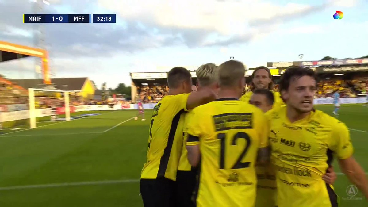 1-0 Mjällby mot MFF! David "Löken" Löfquists frispark når Herman Johansson som knoppar in ledningsmålet 🟡⚫ Se matchen på