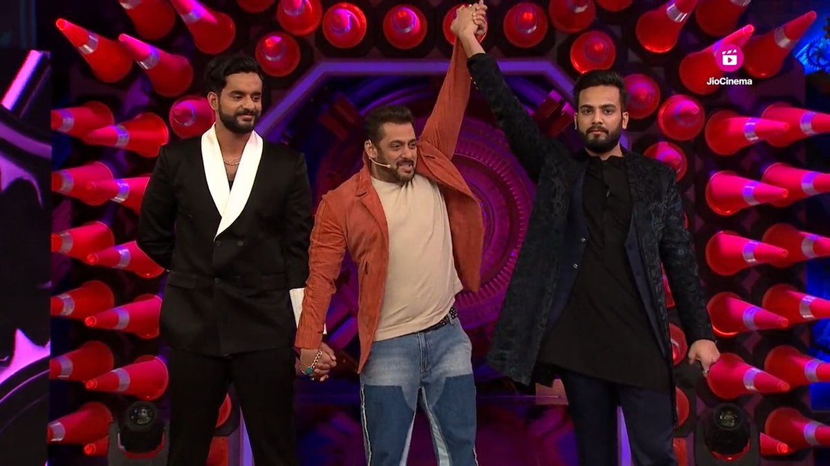 The moment that will be etched in our systumm forever.❤️ Let the celebration begin as Elvish Yadav lifts the #BiggBossOTT2 trophy. #BBOTT2 #BBOTT2onJioCinema @beingsalmankhan Elvish Yadav #ElvishYadav