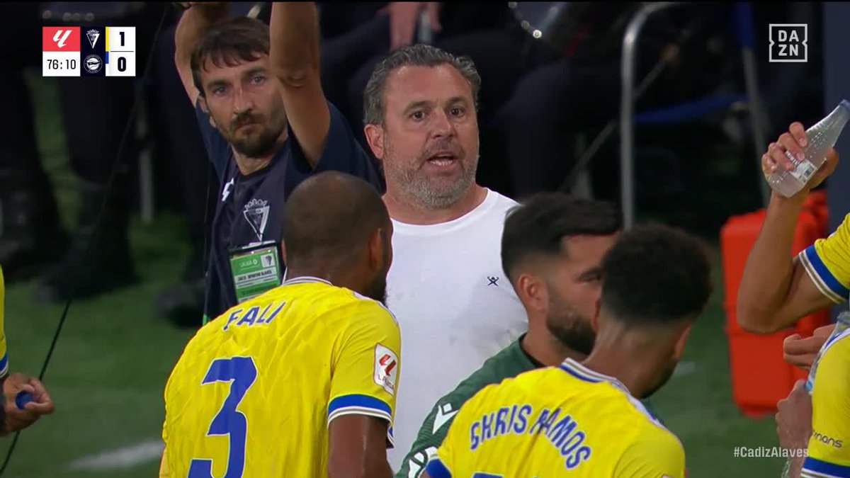 "¡VAMOS A DISFRUTAR SUFRIENDO, A DISFRUTAR DEFENDIENDO, CADA CARRERA, CADA PASE DE GOL!" Habla el líder, habla Fali y el Cádiz Club de Fútbol se echa a sus brazos 🫡 QUÉ PASADA 🙌 #LALIGAenDAZN ⚽
