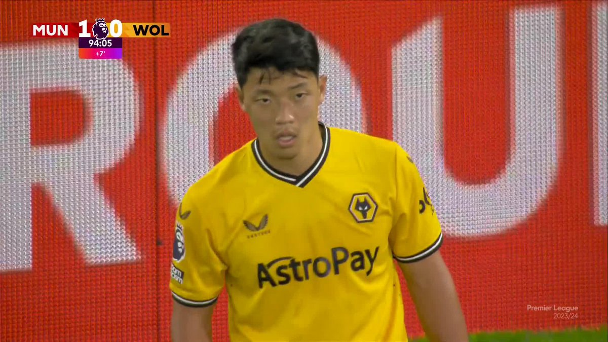 Bylo tohle podle vás na penaltu? 🤔 Podle rozhodčích nikoliv... #MUNWOL