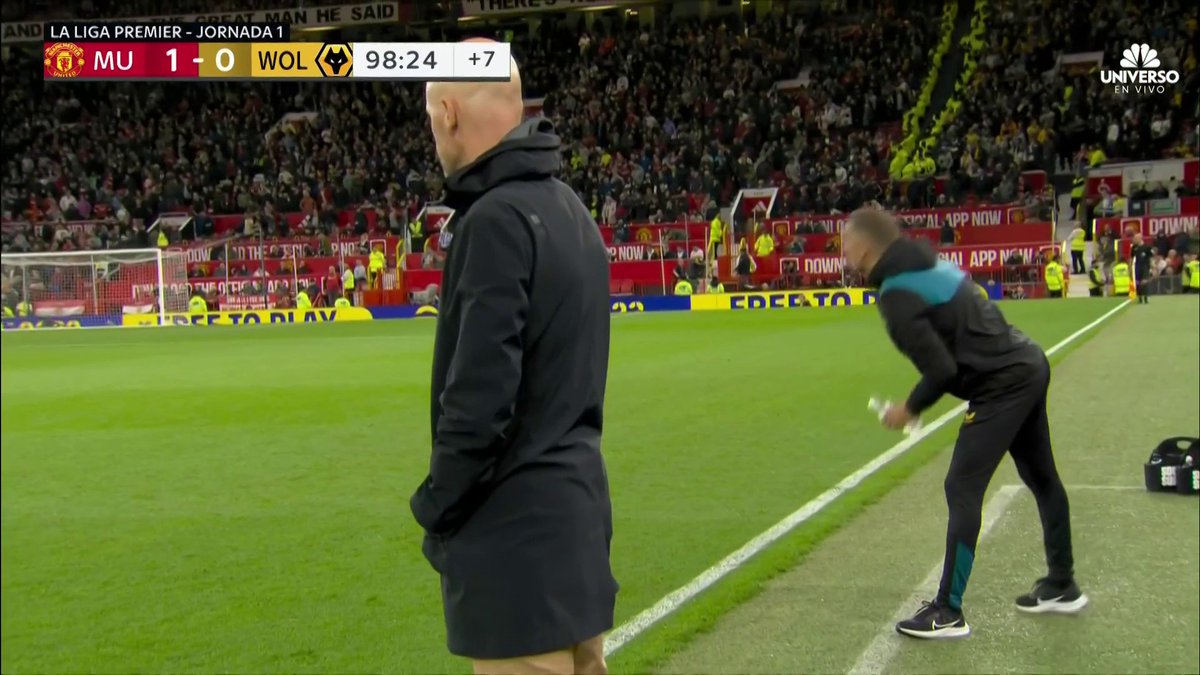 How the hell is this NOT a penalty?! 🤨