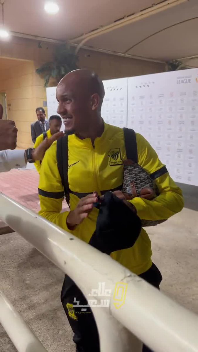 Fabinho fue figura en el triunfo 3-0 de Al Ittihad vs. Al Raed en la primera fecha de la Liga en Arabia Saudita. ¿Qué hizo un periodista? Lo entrevistó y le regaló un costoso reloj... ¡que casi rompe! 🤣 📹 علاء سعيد