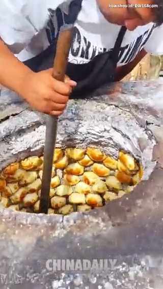 Taste the mouthwatering #grilledbuns in #China's #Xinjiang — crispy on the outside, nice and steamy on the inside! #food