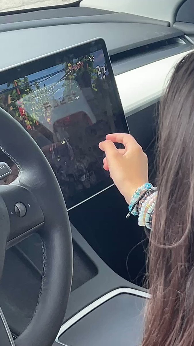 Intrați în vorbă cu proprietarii de așa ceva nu doar înainte să le cumpărați, ci înainte să vă faceți păreri puternice. Valabil pentru orice marcă. Cei mai mulți care critică pe internet mașinile electrice nu dețin, nu au condus sau nici nu au mers într-una. Dacă tot ai de gând să cheltuiești banii munciți de tine, nu mai bine auzi păreri de la mai mult de un singur fan sau un hater guraliv de pe net? E un motiv pentru care milioane de oameni trec la electric în fiecare an. Nu e vorba nici de prostie și nici de activism la mijloc. E o combinație de motive economice, ecologice, de confort, siguranță, divertisment chiar. Dacă chiar vrei să le afli, intră în vorbă cu un deținător. Abia așteaptă să îți spună și chiar nu primește comision pentru asta. Nota bene: Tesla nu plătește influencers iar mărcile europene doar mimează că vor să vândă EV așa că nu fac marketing mai deloc. Mașinile acestea se vând singure, adică proprietarii lor convertesc pe alții și tot așa. Trebuie să fie ceva acolo, nu?