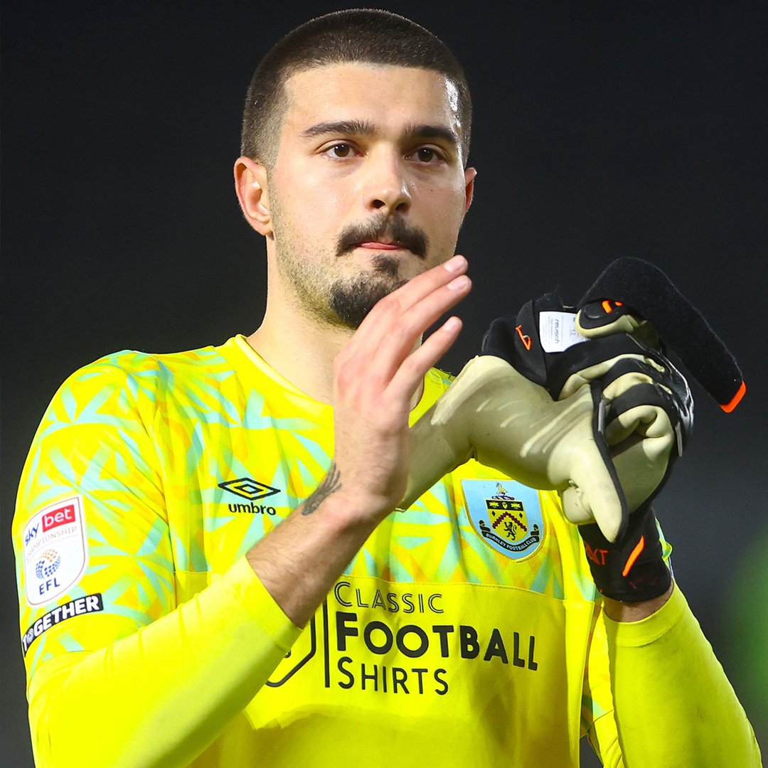 Burnley 17M verip kaleci almış. Arijanet Muric’i alayım o zaman. Balkanbahçe’ye bir de Kosovalı gelsin. Buradayken ligin en iyi kalecisiydi. İndirin babacım, kimsenin keyfini beklemeyin.