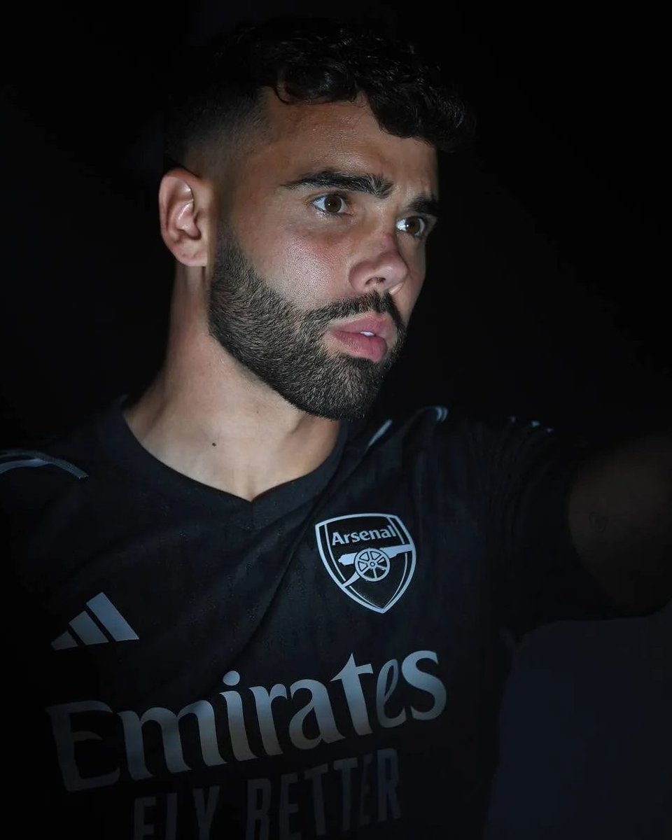 ✅ Superb shot-stopper ✅ Composed on the ball Arsenal have signed a top goalkeeper in David Raya! ✍️