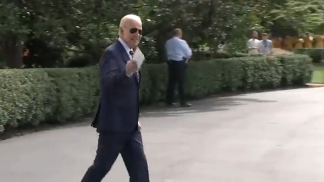 WATCH: Biden once again SMIRKS then runs away from reporters asking about the rising death toll of Americans from the Maui wildfires— quickly zips away in helicopter for a ONE WEEK vacation in Lake Tahoe