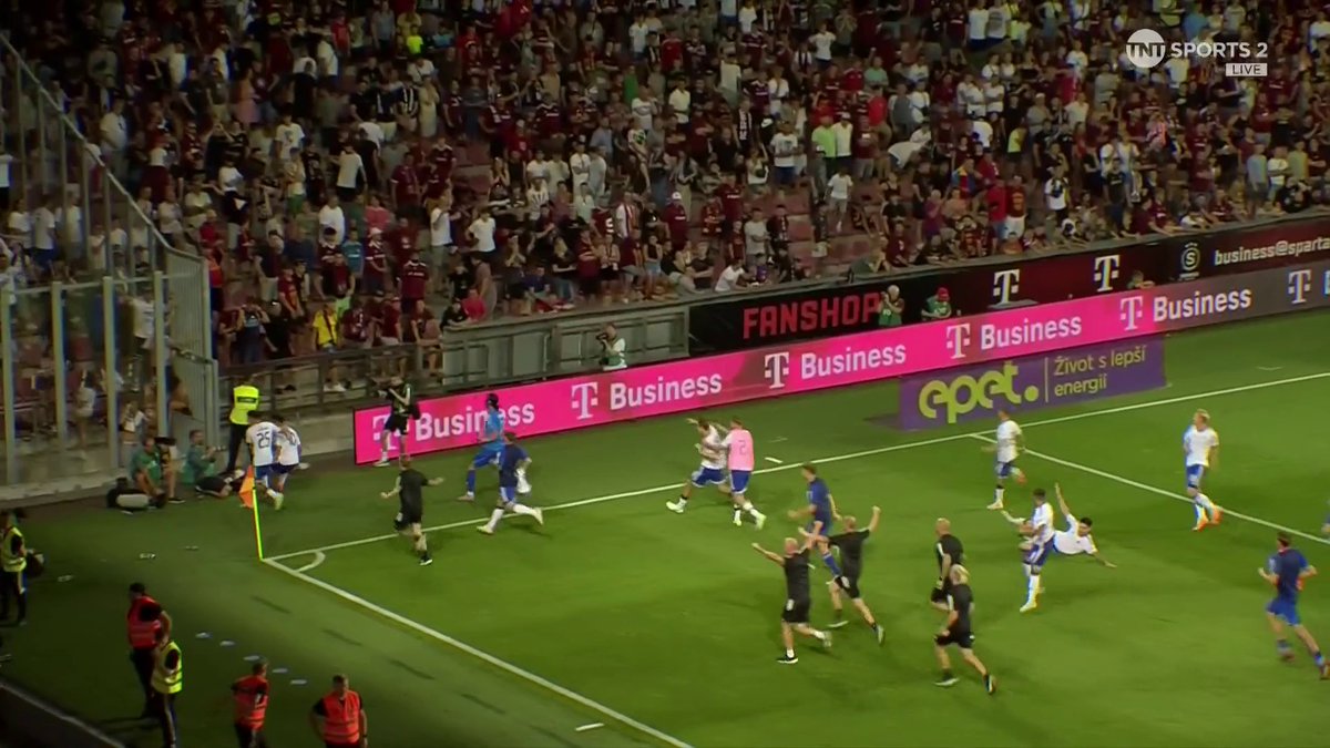 17-year old Roony Bardghji had a penalty to send Copenhagen through to the Champions League play-offs. This is what he did. 🤯🤯🤯 🎥 Football on TNT Sports