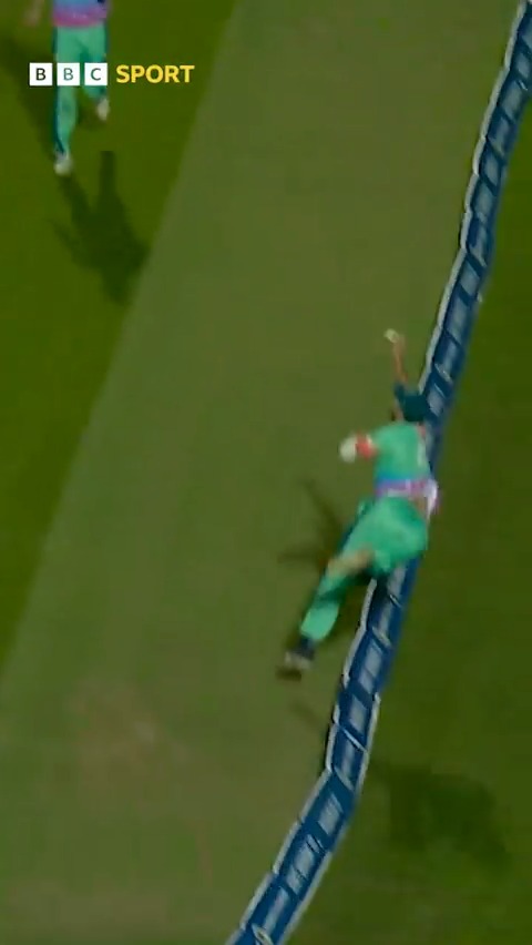 Stop what you're doing and watch this incredible piece of fielding from Ross Whiteley. 🤯 #BBCCricket #TheHundred