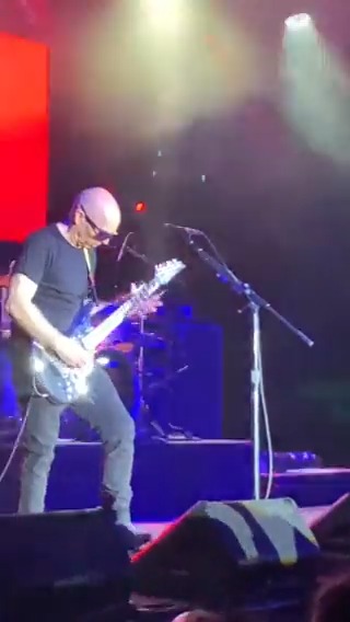 While you Can't Go Back and relive the Earth Tour, you can Always get Lost In A Memory by Jumpin' In to the live Time Machine. Reminisce with this clip of "Surfing with the Alien" and share your live memories 👽 🎥: Charly Czech