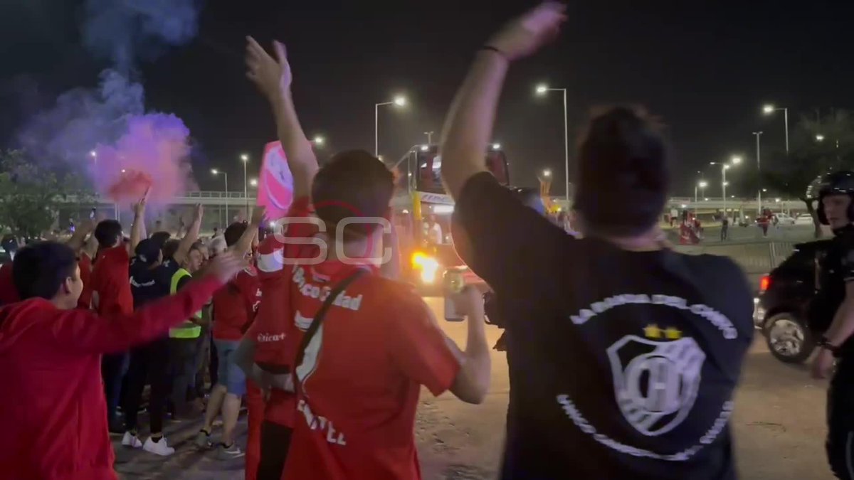 ¡ESOS SON LOS RIVALES, MUCHACHOS! Los hinchas de Independiente recibieron con bengalas y cánticos... ¡AL MICRO DE CENTRAL CÓRDOBA! El Pulga Rodríguez hizo gestos de que "NO" desde arriba.