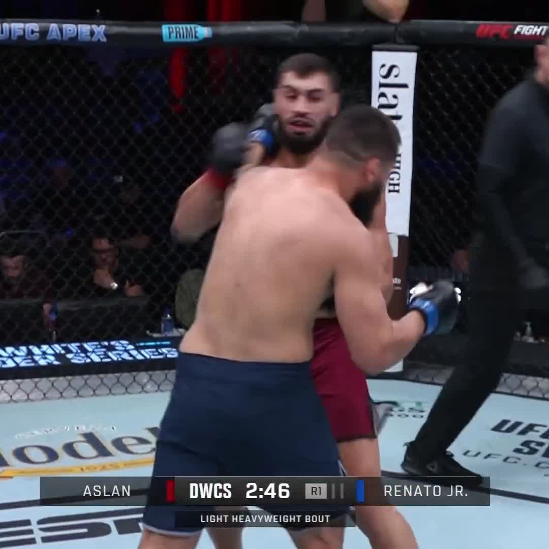 Keep the finishes coming 👊 Ibo Aslan gets the first round TKO to put this one to an end #DWCS