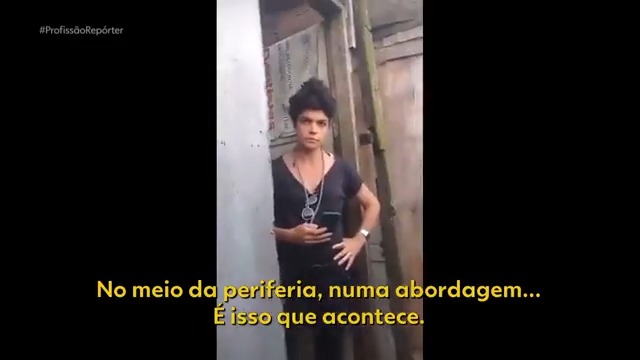 🚨VEJA: Policial aponta fuzil para jornalista do ‘Profisssão Repórter’ durante matéria sobre operação em comunidade do Guarujá.