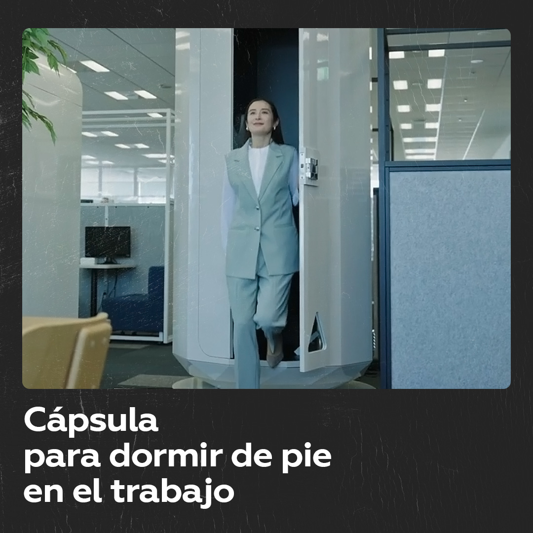 Presentan en Japón una cápsula para dormir verticalmente en la oficina La empresa japonesa Koyoju Plywood ha presentado una cápsula que puede ser instalada en una oficina para que el personal pueda echar una siesta en una posición vertical durante la jornada laboral.