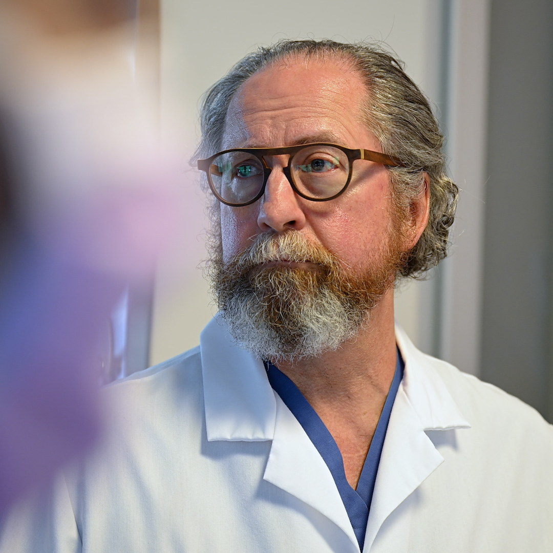 With only a single genetic modification—and no experimental medications or devices—a pig kidney xenotransplantation at NYU Langone Health led by Dr. Robert Montgomery continues to function optimally after 32 days. Learn more about this new milestone: