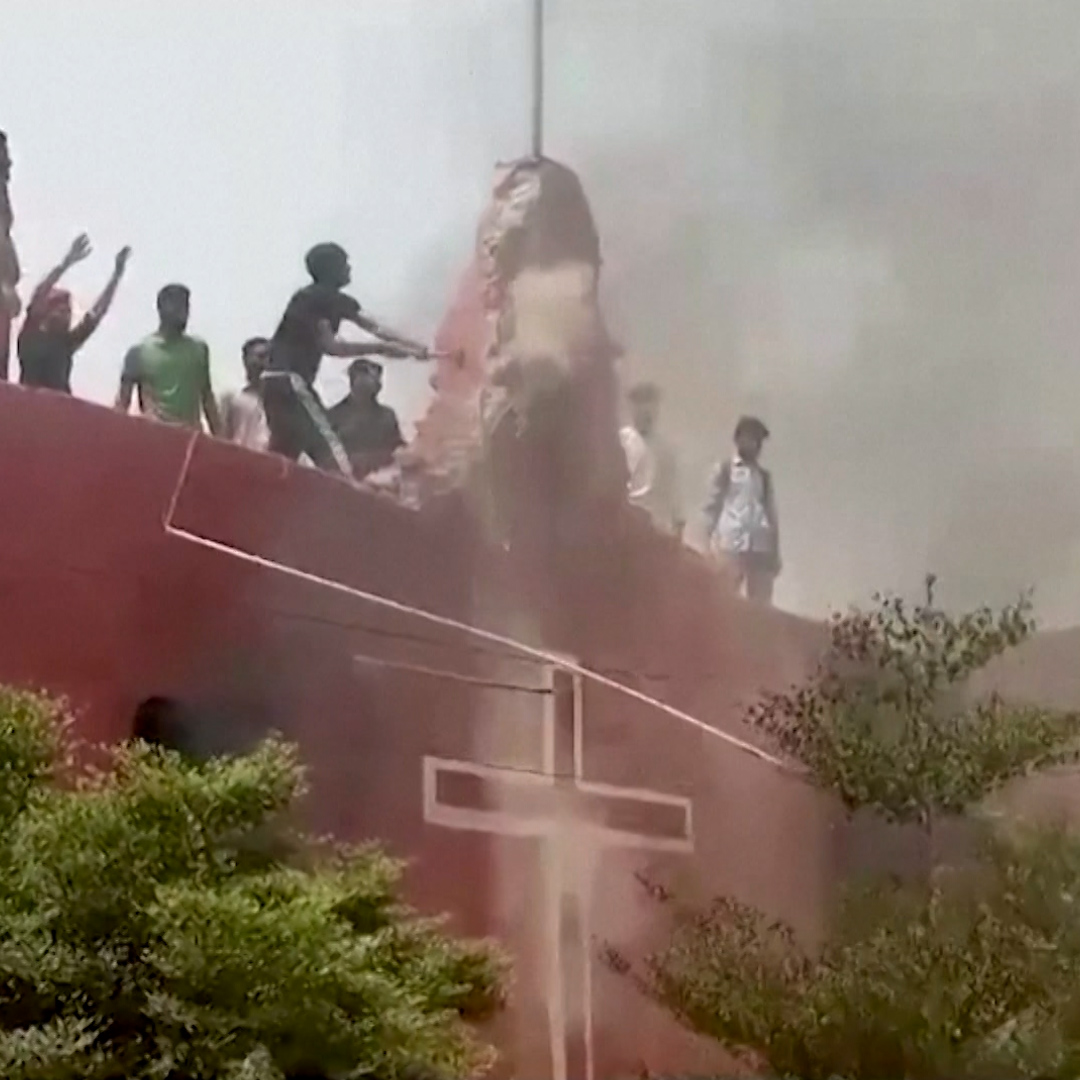 Hundreds of people armed with sticks and rocks stormed churches and torched houses in eastern Pakistan, after a group of Muslim extremists accused a Christian family of blasphemy.