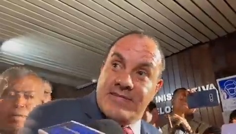 Le gritan a Cuauhtémoc Blanco, “¡Ponte a trabajar, cabrón!” Mientras daba una entrevista, el gobernador de Morelos, Cuauhtémoc Blanco fue increpado por un asistente con el grito de “¡Deja de grillar, Cuauhtémoc! ¡Ponte a trabajar, cabrón!”, lo que causó la notable molestia del mandatario.