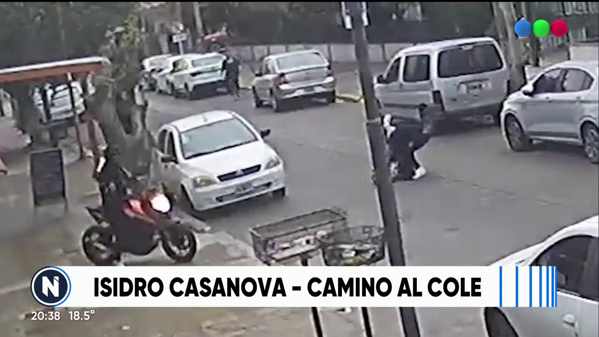 Poné #TelefeNoticias AHORA | Robo a una nena en la puerta del colegio En Isidro Casanova, unos delincuentes corrieron a una nena que llegaba al colegio, la tiraron y se llevaron sus cosas. Seguí el vivo en