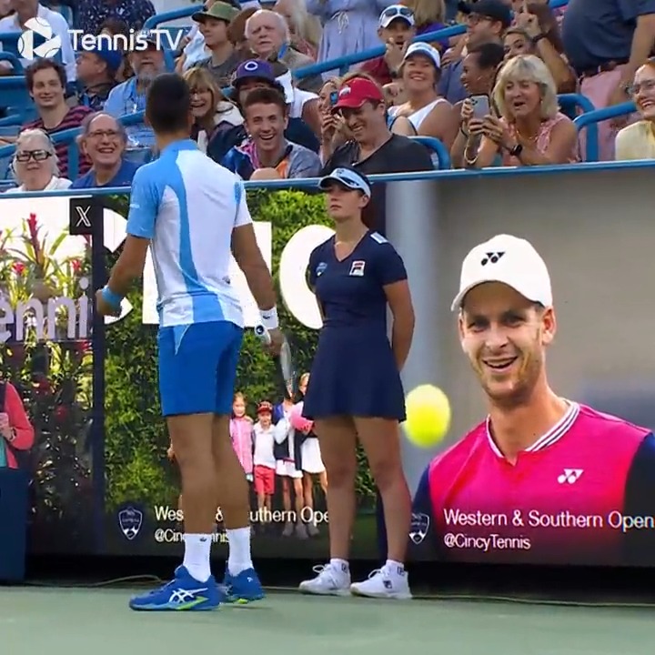 Passing the time - Novak Djokovic style 😘😆 #CincyTennis