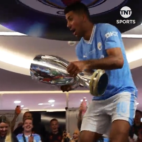 The dressing room 𝒄𝒆𝒍𝒆𝒃𝒓𝒂𝒕𝒊𝒐𝒏𝒔 after last night’s Super Cup win 😍