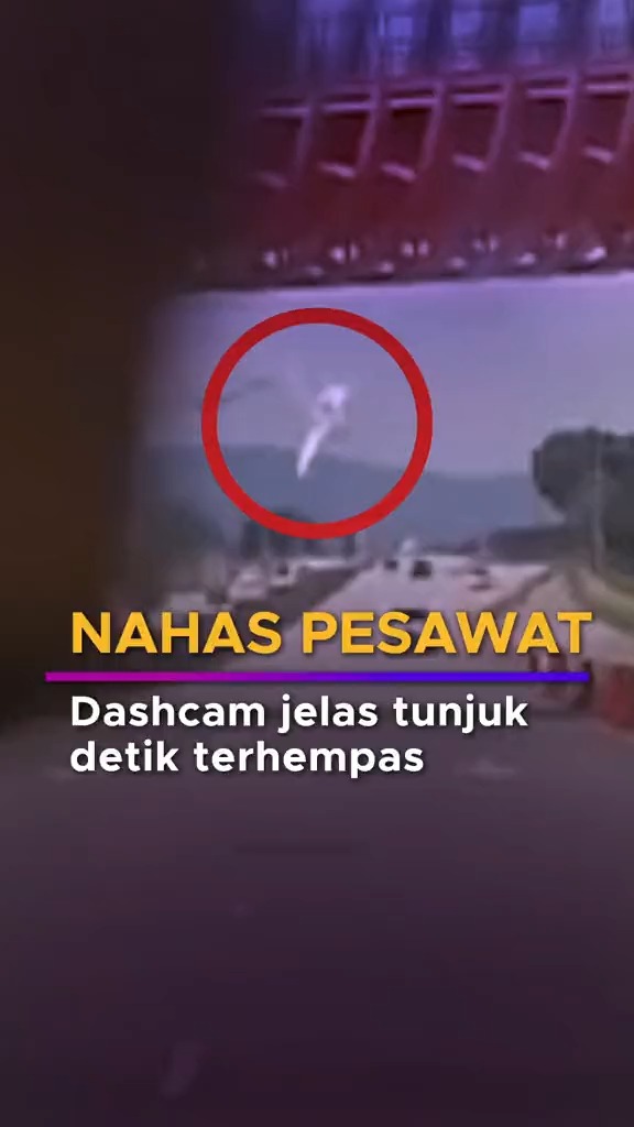Lagi rakaman 'dashcam' tunjuk detik-detik cemas saat pesawat persendirian berlepas dari Langkawi ke Subang terhempas dan mengorbankan 10 nyawa di Lebuhraya Guthrie, berhampiran kawasan kediaman Elmina, petang tadi. #buletintv3 #PesawatTerhempas#Elmina #ShahAlam