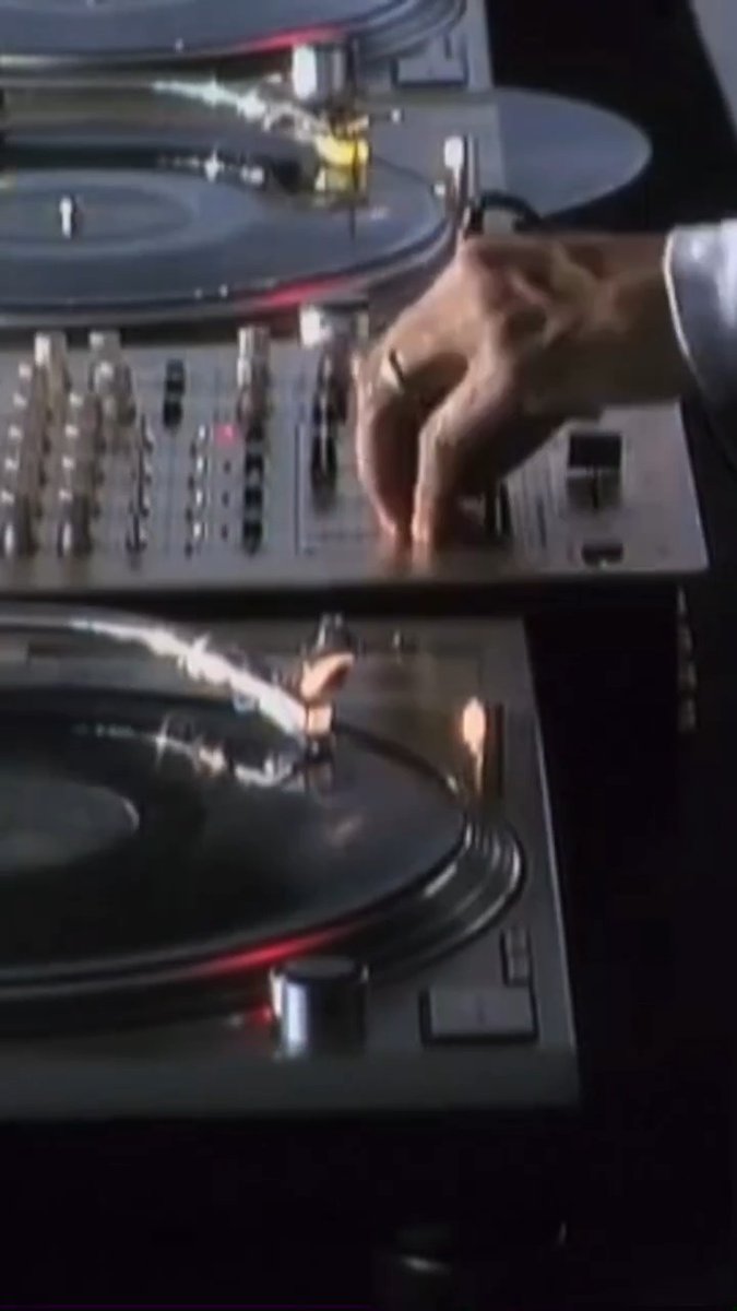 #TBT | Unveiling unparalleled vinyl mixing artistry - can you guess the maestro behind the decks? 🪄 🎥 "soulcontrol_music" on IG.