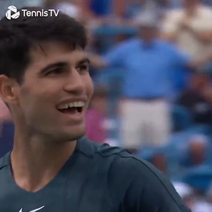 HOW ON EARTH?!?! 🤯 Crazy moments towards the end of the second set between Carlos Alcaraz &amp; Tommy Paul! #CincyTennis