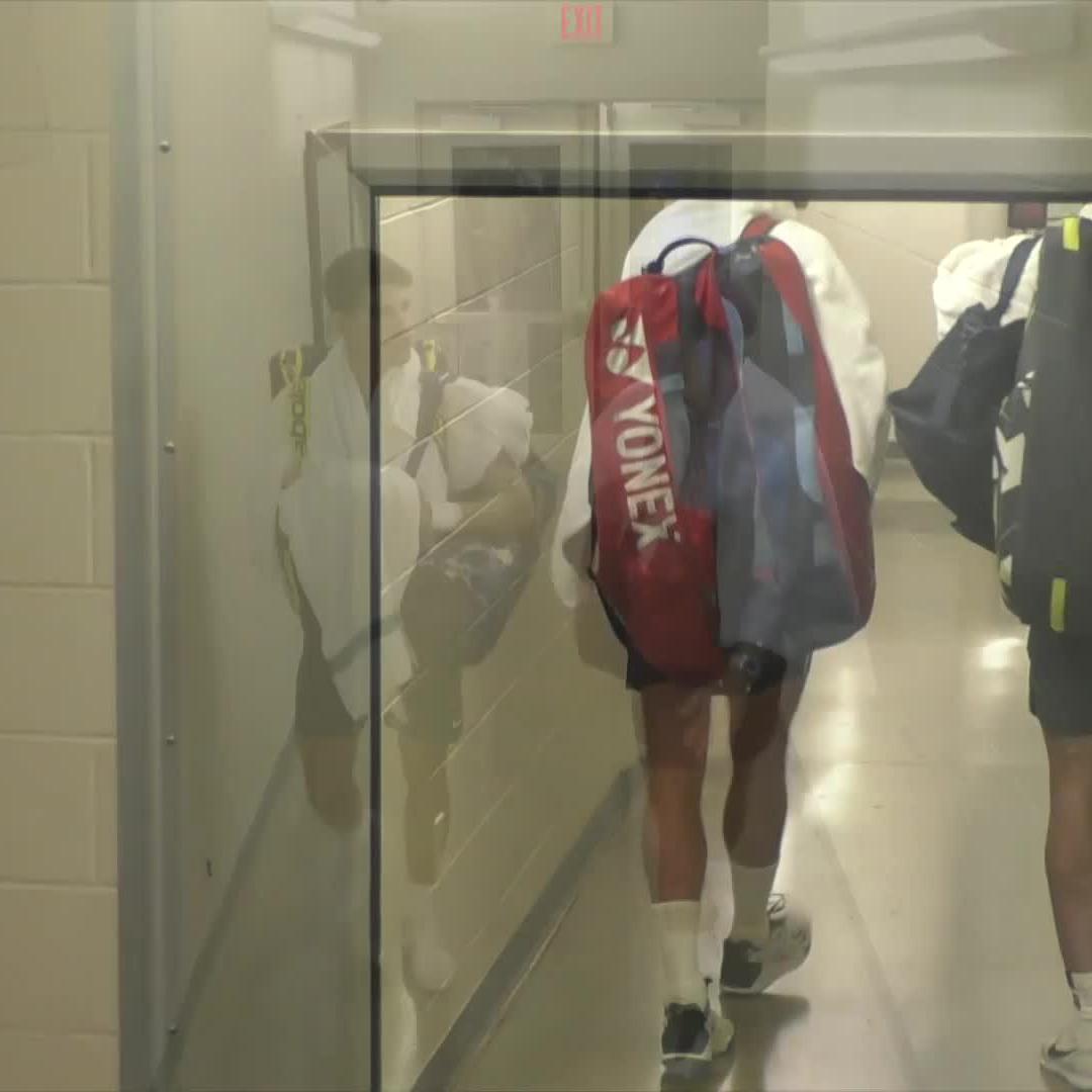 Carlos Alcaraz & Tommy Paul chatting & waiting out the rain delay together. If you didn’t know they were playing a match today, you’d have no idea by watching this clip. That’s the great thing about both of these guys. ❤️