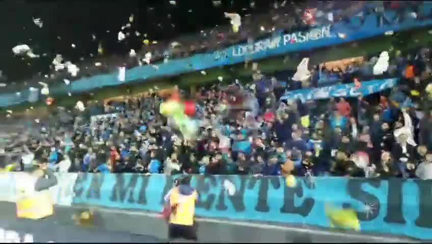 ¿SOLO SE CONSIGUE EN EUROPA? Los hinchas de Belgrano arrojaron PELUCHES para recibir al Pirata en el ST: Serán donados a merenderos en el marco del Día de las Infancias.