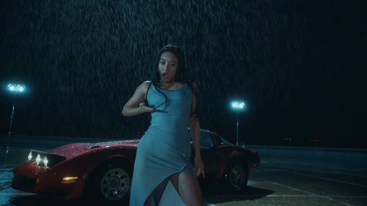JIHYO DANCING IN THE RAIN HOLY SHIT??