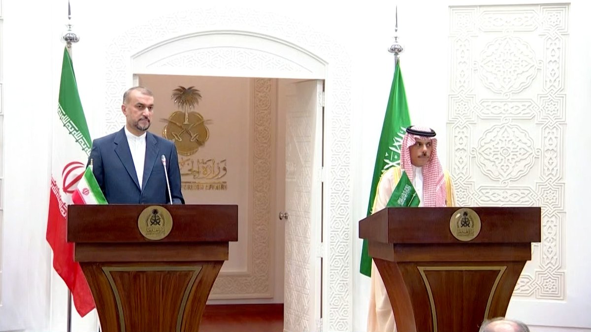 وزير خارجية #إيران يصف الخليج بـ"الفارسي" أمام نظيره السعودي.. شاهد ما حدث