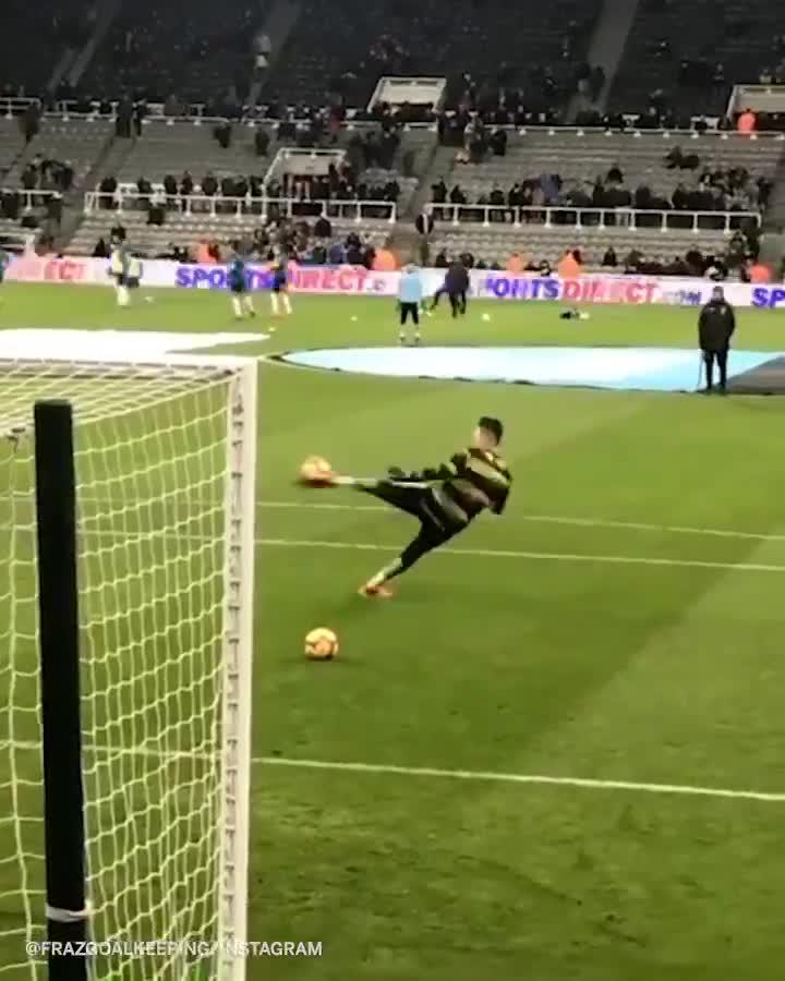 QUE PELOTA, EDERSON. Uno que le pega más o menos es el arquero brasileño del Manchester City... ¡Que manera de cortarla! 📹ESPN FC