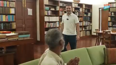 जहां कुछ दिनों पहले महंगाई से आहत रामेश्वर जी के आंसुओं ने पूरे देश को रुला दिया था। वहीं, अब जननायक Rahul Gandhi जी से मिलकर उनके चेहरे से छलकती खुशी भी पूरा देश देख रहा है। यही मोहब्बत की ताकत है, जो आपको आगे बढ़ने का हौसला देती है... उम्मीद देती है। पूरा वीडियो: