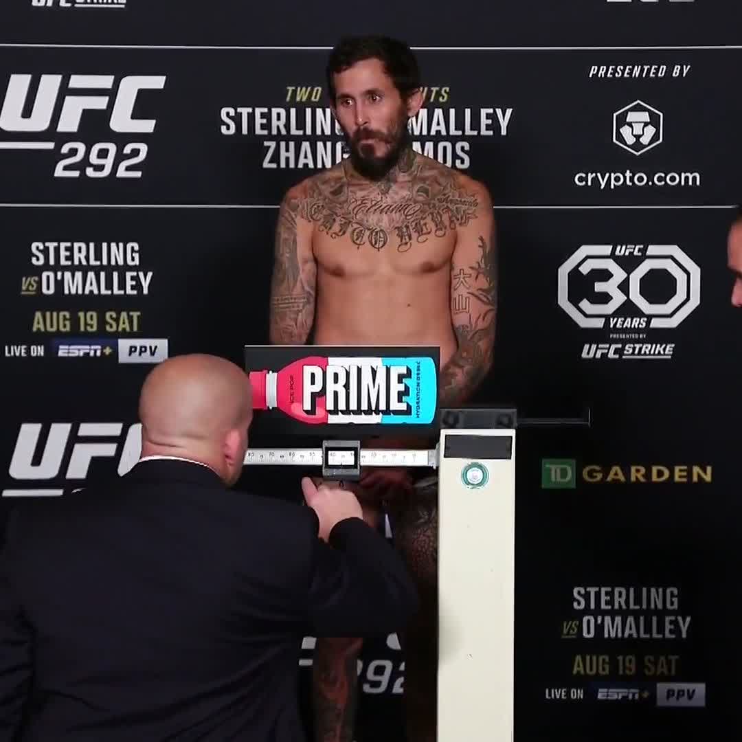 Aquí está CHITO❗️ En peso para su combate 1️⃣3️⃣6️⃣ libras marca en la balanza C H🖕🏽T O🇪🇨V E R A 🇪🇨 #UFC292
