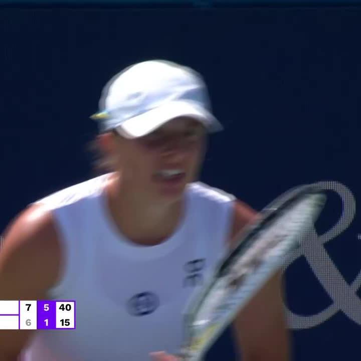 Swiatek 🤝 semifinals Iga Świątek defeats Vondrousova to advance to her first semi in Cincy! #Cincytennis
