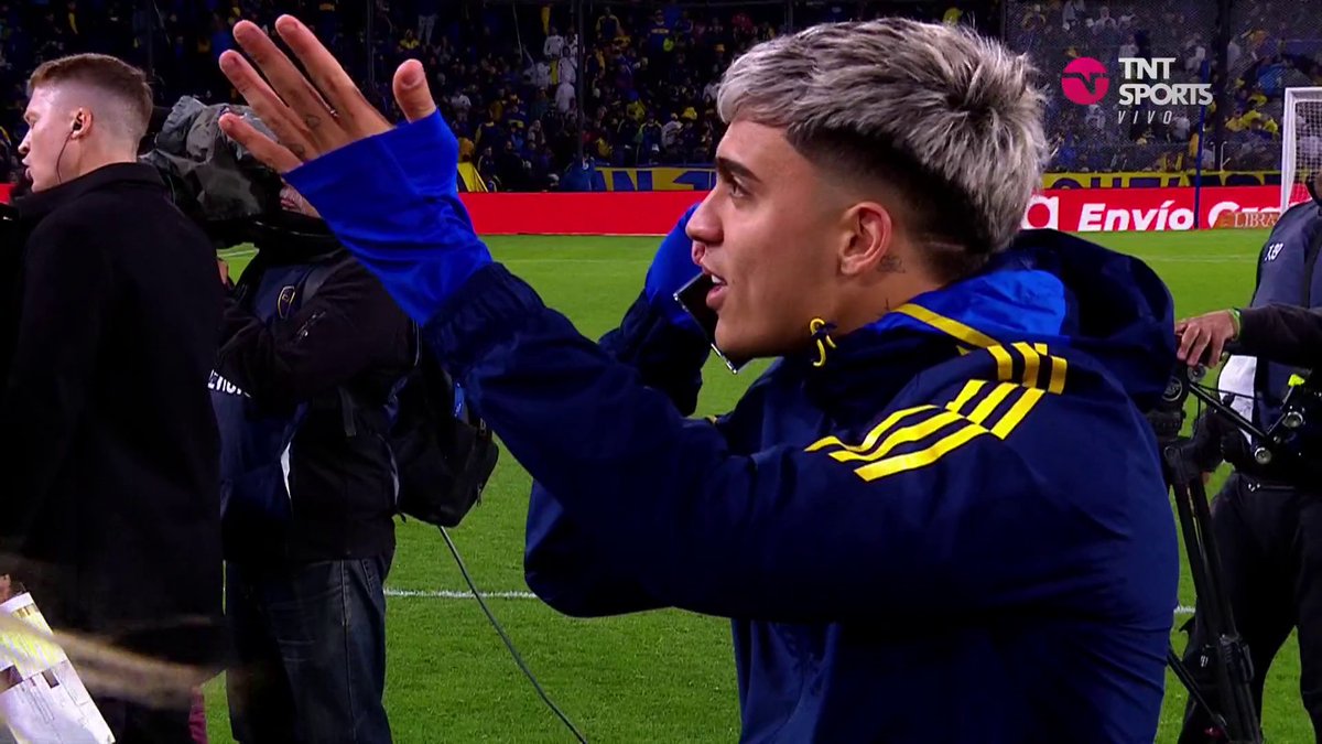 El llamado de #Riquelme desde el palco a #Zeballos 😅
