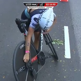 DISASTER FOR ANNE HAUG! 🫣 Some tape from her bike gets caught up in her cassette and she loses 2 and half minutes removing it. 📺 WATCH LIVE: