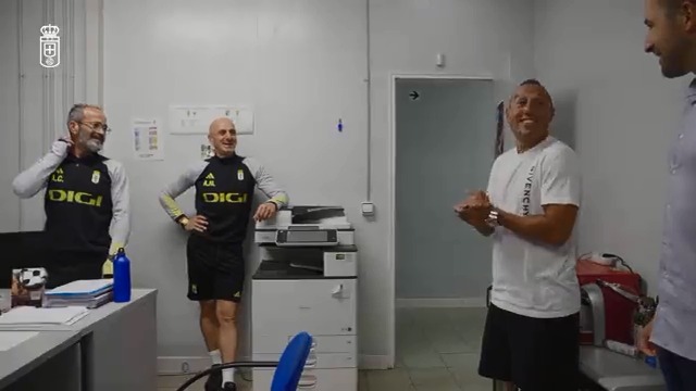 Cuando mañana juegas tu primer partido del año en el Tartiere... y llega Santi Cazorla a darte un abrazo 🫂 ⚔ ¡A tope para mañana, EQUIPO! ⚔