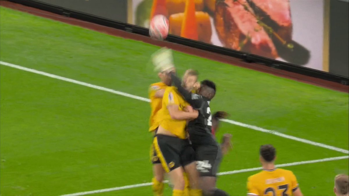 🗣 "It's a penalty every day of the week, in any game of football. One hundred percent" Mike Dean says he was 'astounded' that Wolves weren't awarded a penalty against Manchester United 😲