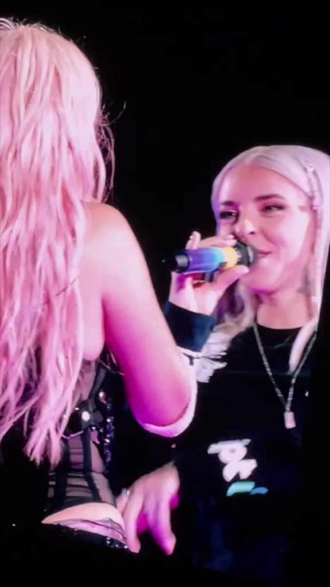 Karol G le dice a Young Miko que le debe un perreo desde Puerto Rico y Miko le dijo que se pone nerviosa 🐱