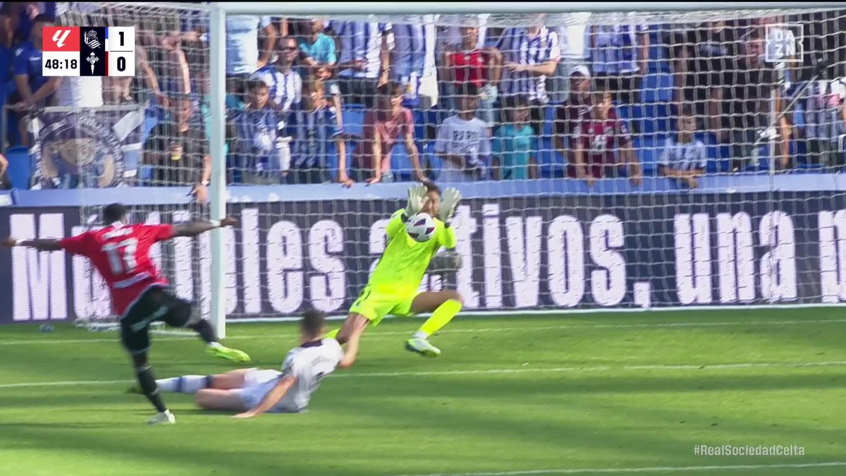 POR AQUÍ NO ⛔ ¡La ha tenido Bamba! 😮 Álex Remiro puso el candado en la portería para evitar el empate del Celta 👀 #LALIGAenDAZN ⚽