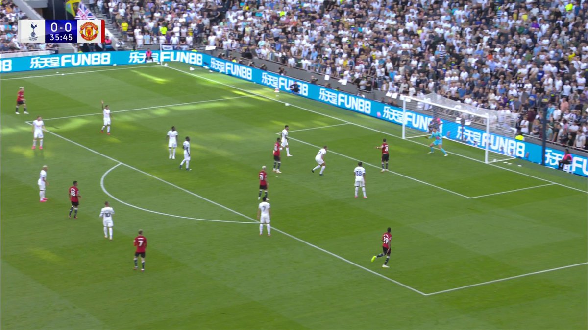BIG CHANCE! 😲 Bruno Fernandes fails to hit the target from 6 yards out! 😬