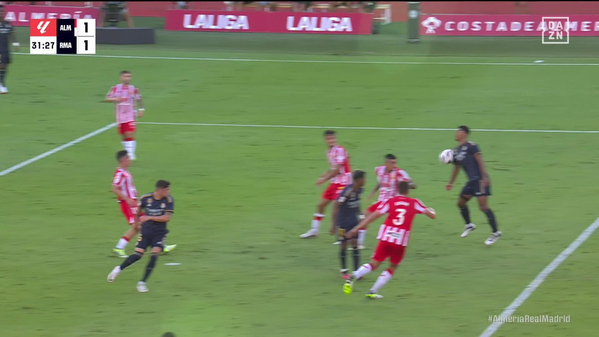 La acción del gol de Bellingham por la que los jugadores de la UD Almería pidieron mano El VAR revisó la acción completa y dictaminó que no había nada punible y el gol del empate para el Real Madrid subió al marcador #LALIGAenDAZN ⚽