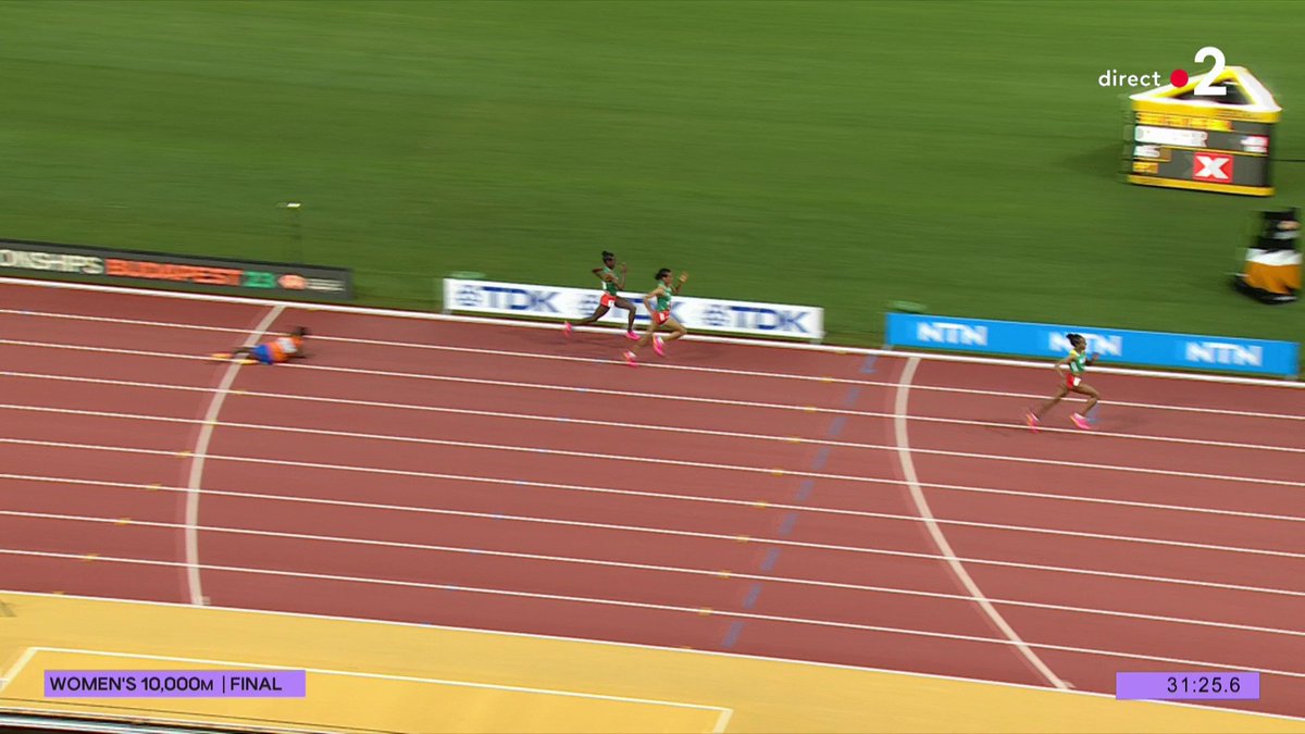 #WorldAthleticsChamps | LA CHUTE DE SIFAN HASSAN 🇳🇱 Alors qu'elle tentait de résister au retour de Tsegay 🇪🇹 dans les derniers mètres du 10 000 m, elle a chuté et ne réalisera pas le triplé dont elle rêvait tant 1500-5000-10 000 🏆 #Budapest2023 ▶