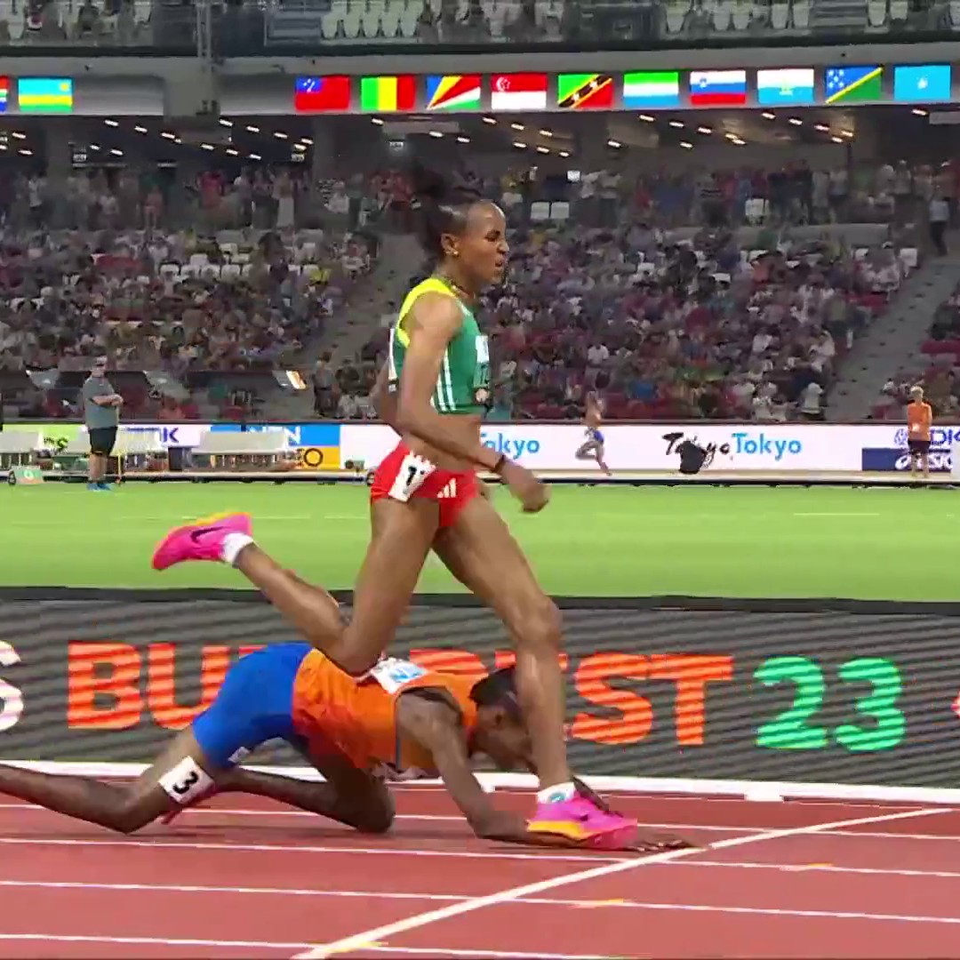 Sifan Hassan 𝙛𝙖𝙡𝙡𝙨 just metres from the line! 😱 In the 10,000m final, the Olympic champion and overwhelming favourite 𝙜𝙤𝙚𝙨 𝙙𝙤𝙬𝙣 and it's Gudaf Tsegay who takes the 🥇 Unbelievable drama in Budapest. #WorldAthleticsChamps