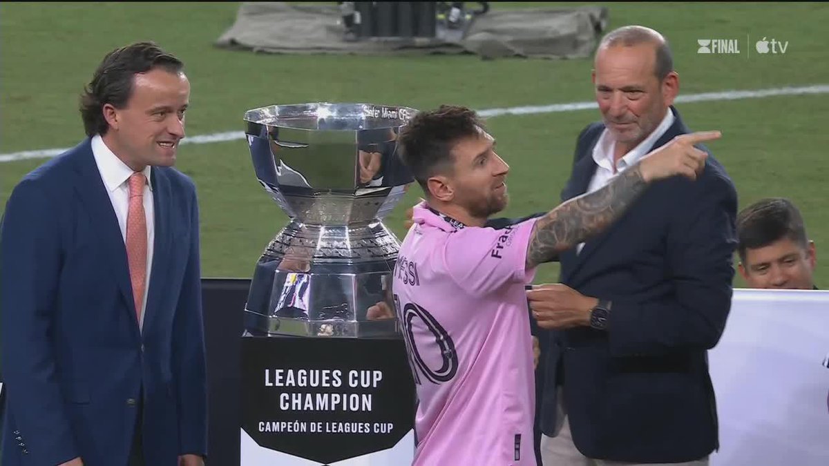 Para ser grande hay que ser grande en todo. Leo Messi estaba preparado para levantar el primer trofeo en la historia del Inter Miami, pero antes llamó a DeAndre Yedlin: el anterior capitán del equipo antes de la llegada del 10. CRACK. 📹 MLS on Apple